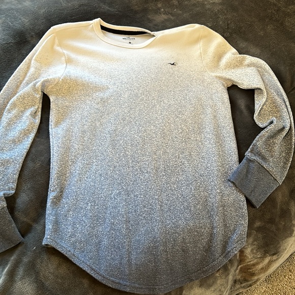 Selling a never worn Hollister long sleeve men’s shirt.  Size medium. - Picture 4 of 4
